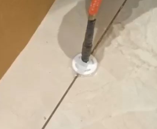广南瓷砖空鼓维修公司专业解答瓷砖在铺贴过程中，如果没有涂抹均匀到位的粘结材料（如水泥砂浆或瓷砖胶），可能会导致以下问题